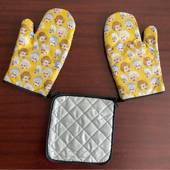 NWOT Golden Girls Oven Mitts and Pot Holder - Picture 2 of 2